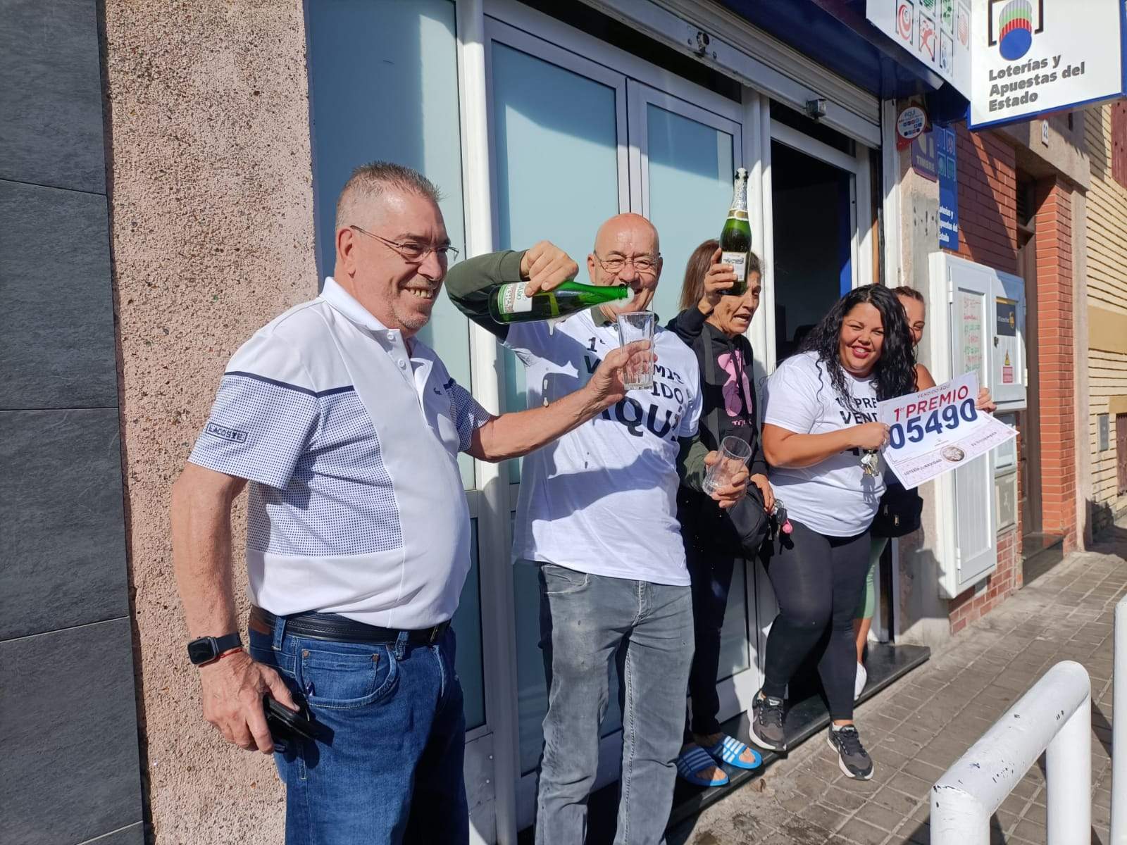 Celebración en la administración de Telde que ha vendido el Gordo de la Lotería de Navidad. / Atlántico Hoy