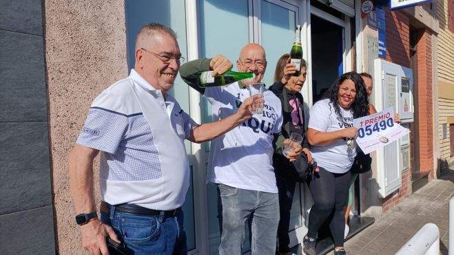 Celebración en la administración de Telde que ha vendido el Gordo de la Lotería de Navidad. / Atlántico Hoy
