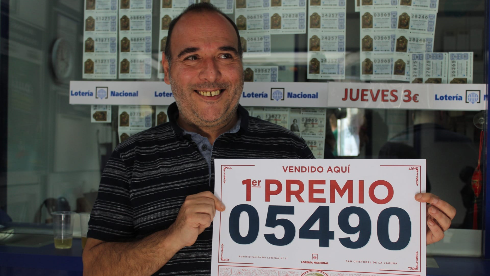 Alberto Pérez de Lucía, hijo de la dueña de la administración de la avenida de la Trinidad (La Laguna), premiado con el Gordo./ Álvaro Oliver (AH)