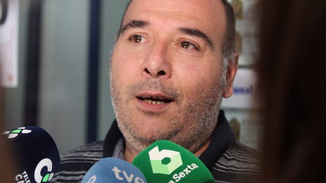 Alberto Pérez de Lucía, hijo de la dueña de la administración lagunera en la avenida de la Trinidad premiada con el Gordo, atiende a los medios./ Álvaro Oliver (AH)