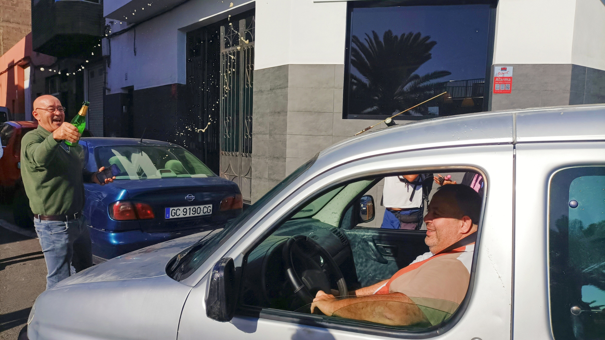 Isidro, ganador de El Gordo en Telde (drcha) y Vicente Ortega. / Atlántico Hoy