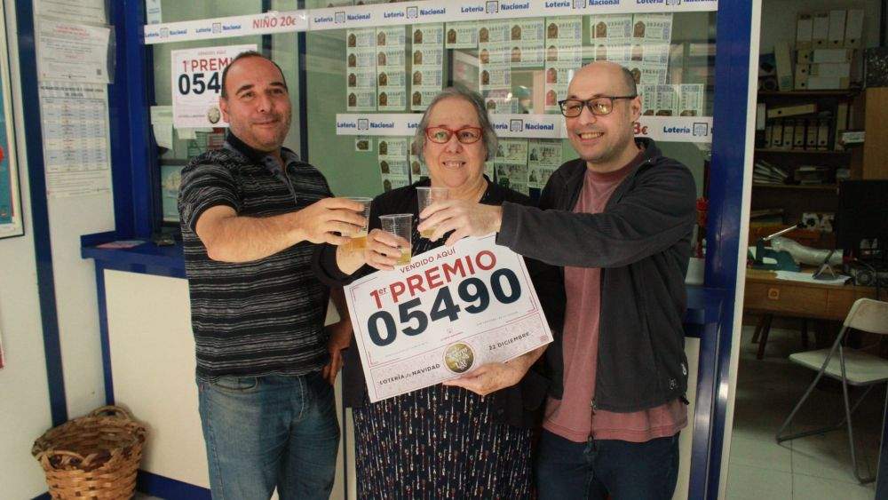 Alberto Pérez de Lucía (izquierda) brinda con su madre Marta del Castillo (centro) y otro familiar. Son los propietarios de la administración del número 30 de la avenida de la Trinidad (La Laguna), premiada con el Gordo./ Álvaro Oliver (AH)