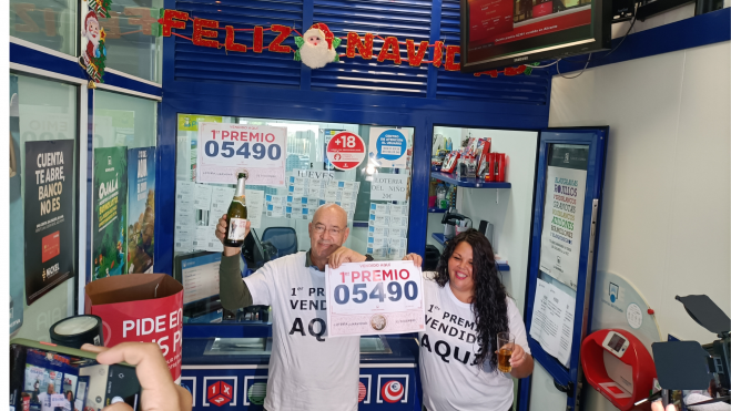 Vicente Ortega junto a una de sus empleadas. / Atlántico Hoy