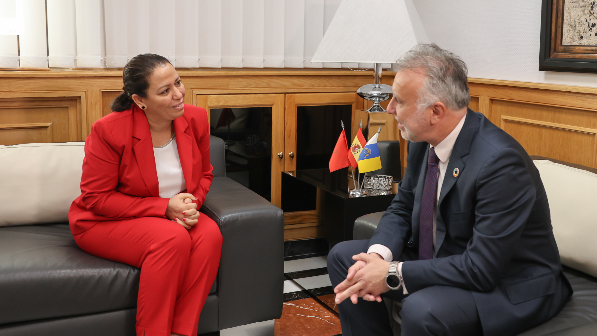 El presidente del Gobierno de Canarias, Ángel Víctor Torres, y la la nueva cónsul general del Reino de Marruecos en Canaria, Fatiha El Kamouri. / Acfipress