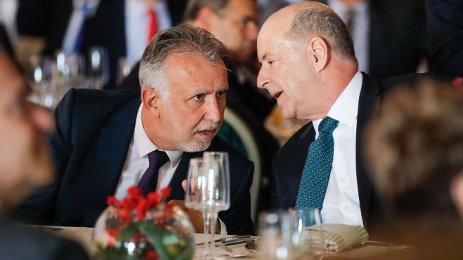 El presidente del Gobierno de Canarias, Angel Víctor Torres (i), y el presidente de la Confederación Canaria de Empresarios, Pedro Ortega. / EFE/ Elvira Urquijo A. El presidente del Gobierno de Canarias, Angel Víctor Torres (i), y el presidente de la Confederación Canaria de Empresarios, Pedro Ortega. / EFE/ Elvira Urquijo A.