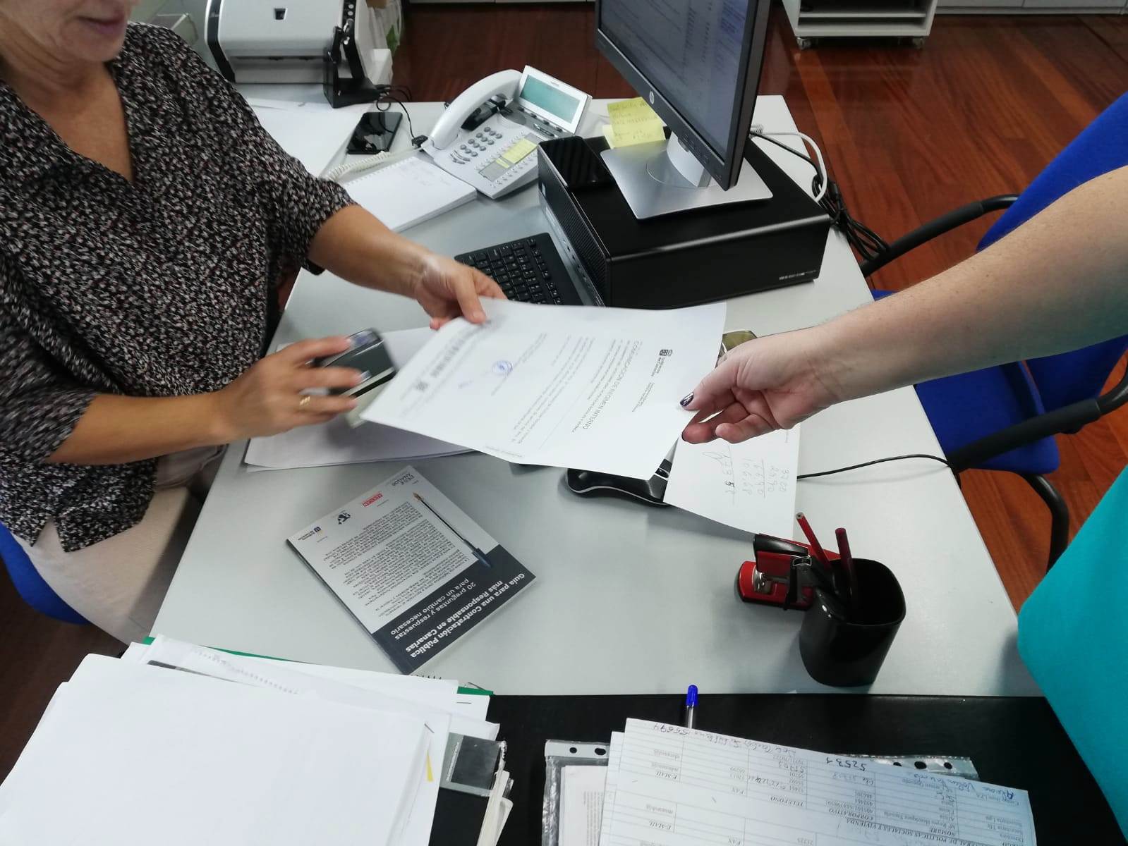 Una persona realiza un trámite burocrático para solicitar la Renta de Ciudadanía. / AH