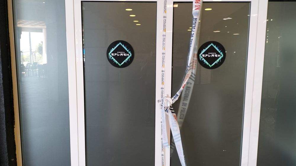 Entrada precintada de la discoteca Splash, en los bajos del Alcampo en La Laguna./ Álvaro Oliver (AH)