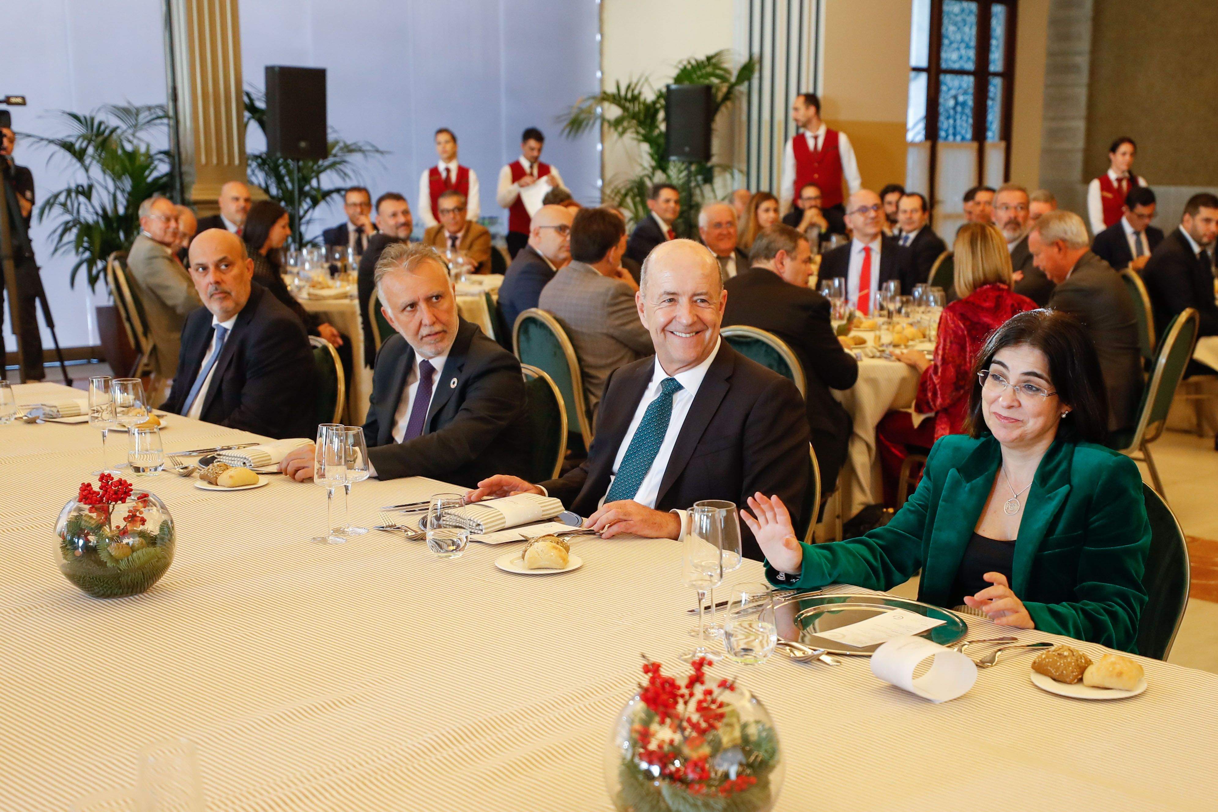 La ministra de Sanidad, Carolina Darias (d); el presidente del Gobierno de Canarias, Ángel Víctor Torres (2i); y el presidente de la CCE, Pedro Ortega (2d), durante la comida de Navidad de la CCE. / EFE/ Elvira Urquijo A.
