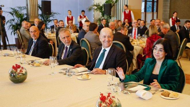 La ministra de Sanidad, Carolina Darias (d); el presidente del Gobierno de Canarias, Ángel Víctor Torres (2i); y el presidente de la CCE, Pedro Ortega (2d), durante la comida de Navidad de la CCE. / EFE/ Elvira Urquijo A. La ministra de Sanidad, Carolina Darias (d); el presidente del Gobierno de Canarias, Ángel Víctor Torres (2i); y el presidente de la CCE, Pedro Ortega (2d), durante la comida de Navidad de la CCE. / EFE/ Elvira Urquijo A.