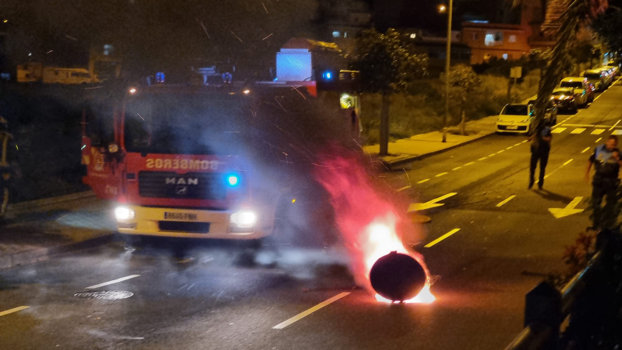 Un camión de bomberos junto a una alcantarilla en llamas en la avenida de los Majuelos./ Policía Local Santa Cruz Un camión de bomberos junto a una alcantarilla en llamas en la avenida de los Majuelos./ Policía Local Santa Cruz