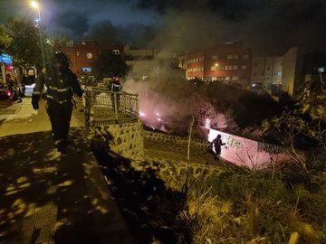 Bomberos tratando de identificar las causas del fuego en La Gallega./ Policía Local