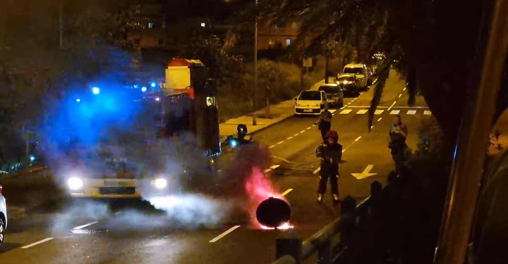 Bomberos sofocando el fuego de El Sobradillo. / Policía Local SC