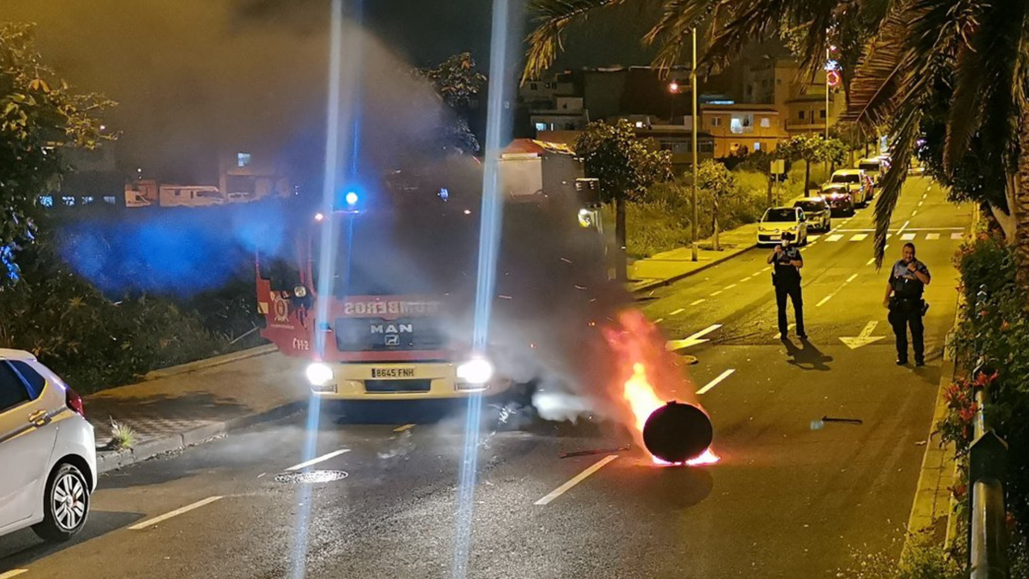 Los bomberos de Tenerife ante una boca de alcantarilla envuelta en llamas en El Sobradillo./ Twitter Los bomberos de Tenerife ante una boca de alcantarilla envuelta en llamas en El Sobradillo./ Twitter