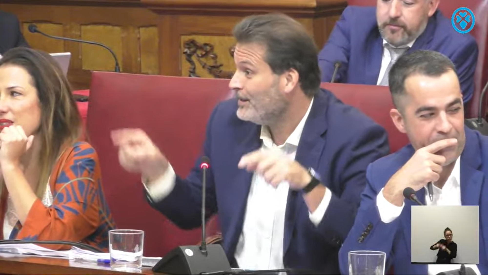 José Ángel Martín, concejal del PSOE, pide el VAR en el pleno de Santa Cruz./ Ayto S/C