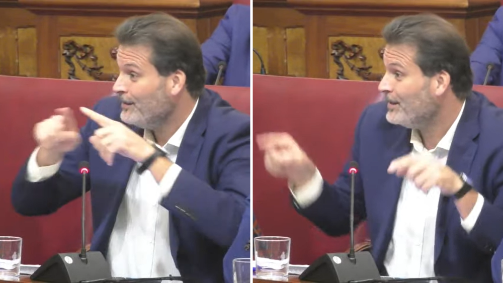 José Ángel Martín, concejal del PSOE, pide el VAR en el pleno de Santa Cruz./ Ayto S/C