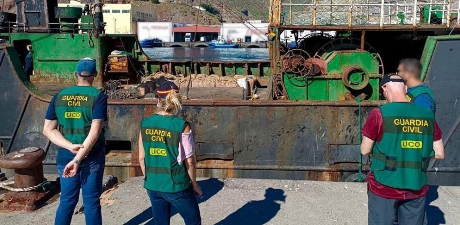 La Guardia Civil con el pesquero donde los narcotraficantes transportaban 3.300 kilos de cocaína./ GC La Guardia Civil con el pesquero donde los narcotraficantes transportaban 3.300 kilos de cocaína./ GC