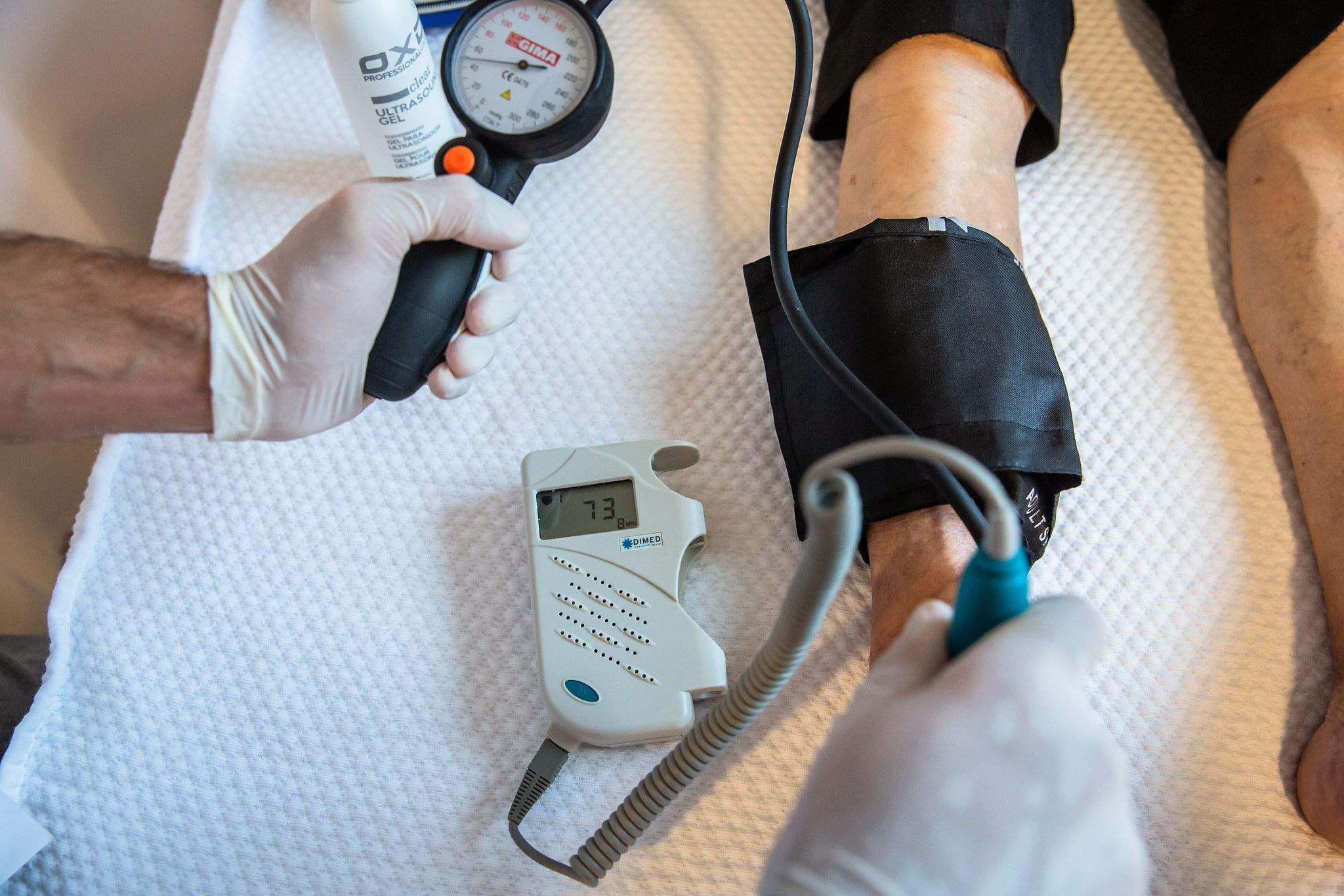 Un podólogo realiza una exploración vascular en un caso de pie diabético / FLICKR