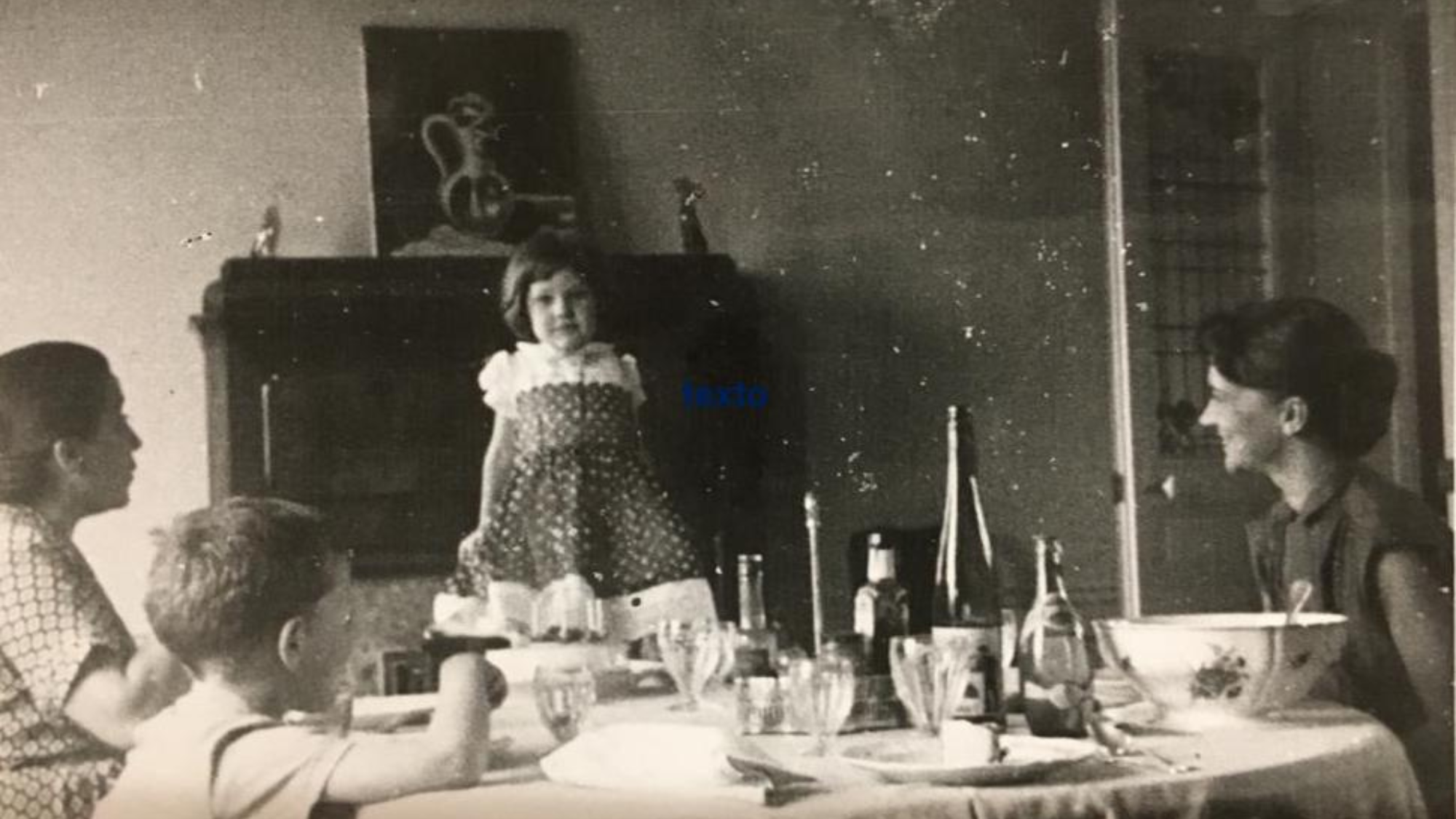Maria Casares en la casa Negrín, en el cumpleaños número 4 de Carmen Negrín (actual presidenta honoraria de la Fundación Juan Negrín). A la derecha, Maria Casares, a la izquierda Feli López de Dom Pablo y Juan (5 años), el hermano mayor de Carmen./ Albúm familiar