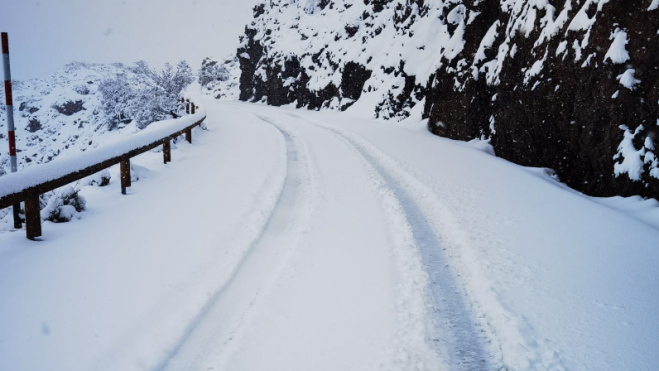 Accesos al Teide cortados por hielo y nieve./ Archivo