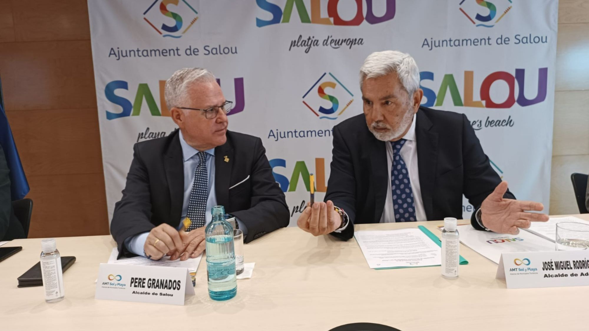 El presidente de la AMT Sol y Playa y alcalde de Salou, Pere Granados, y el presidente de la AMTC y alcalde de Adeje, José Miguel Rodríguez Fraga, representando a los municipios turísticos. / Cedida El presidente de la AMT Sol y Playa y alcalde de Salou, Pere Granados, y el presidente de la AMTC y alcalde de Adeje, José Miguel Rodríguez Fraga, representando a los municipios turísticos. / Cedida