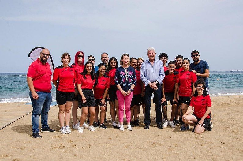 Pedro Quevedo posa con integrantes de uno de los PFAE del IMEF: La Piola. / AH