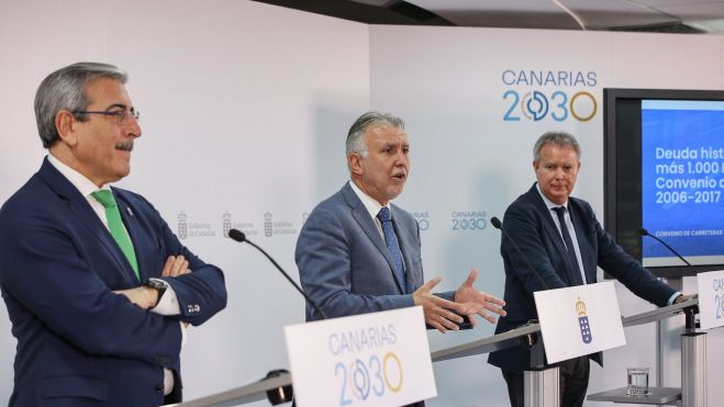 El presidente de Canarias, Ángel Víctor Torres, junto al vicepresidente y consejero de Hacienda, Presupuestos y Asuntos Europeos, Román Rodríguez, y el consejero de Obras Públicas, Transportes y Vivienda, Sebastián Franquis./ El presidente de Canarias, Ángel Víctor Torres, junto al vicepresidente y consejero de Hacienda, Presupuestos y Asuntos Europeos, Román Rodríguez, y el consejero de Obras Públicas, Transportes y Vivienda, Sebastián Franquis./