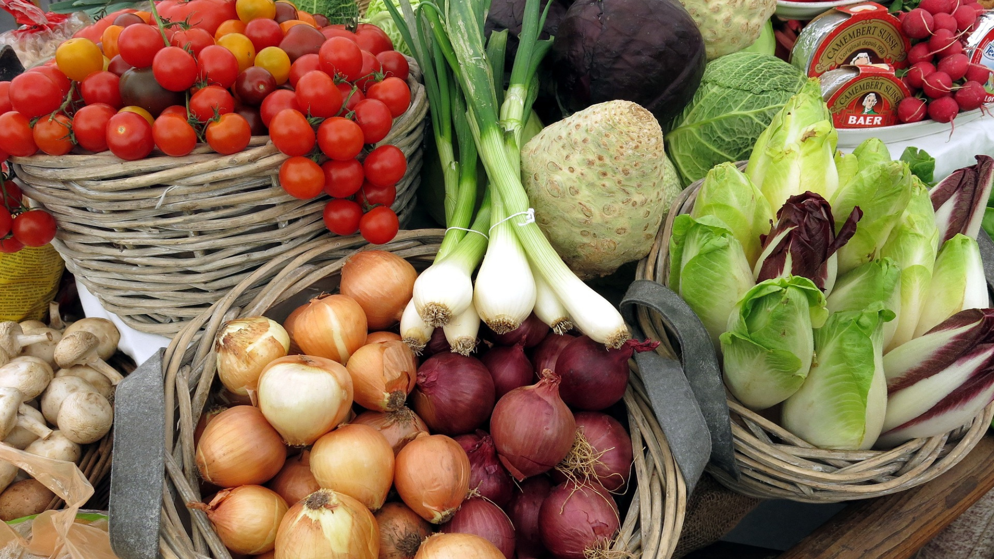 Los productos habituales de la cesta de la compra en Canarias. / Pixabay