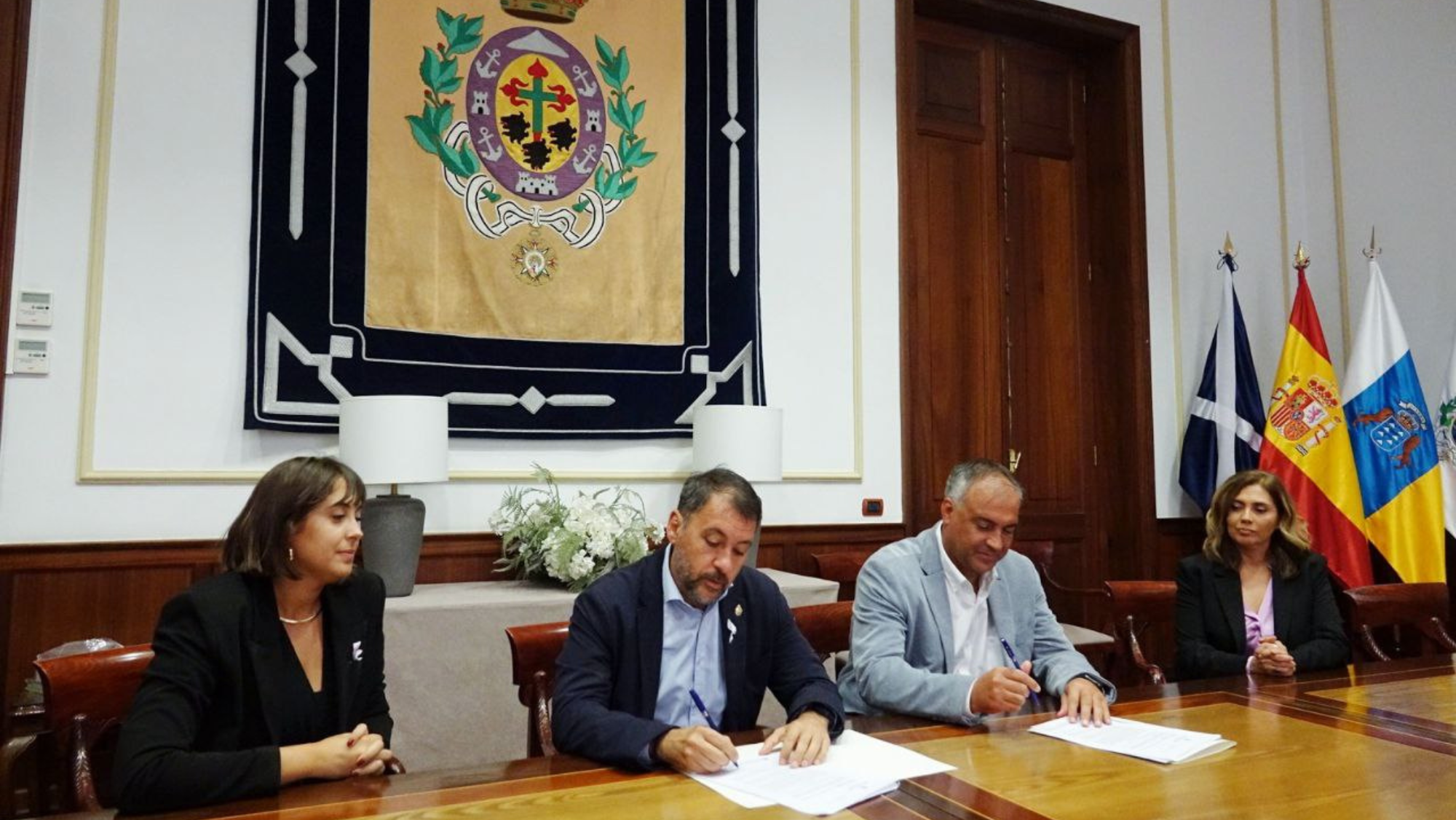 Bermúdez y Cruz durante la firma del acuerdo. / Hiperdino