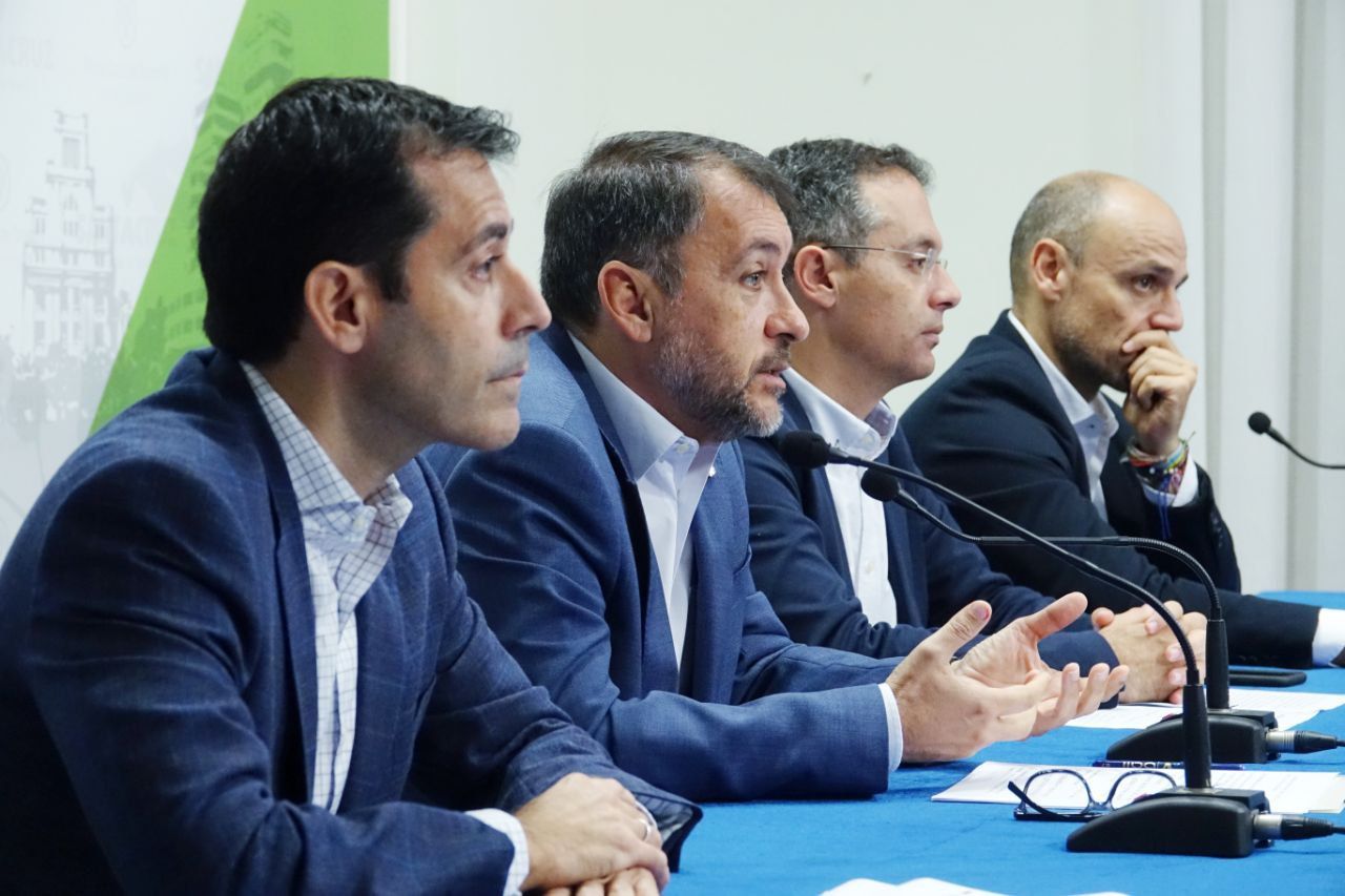 El alcalde de Santa Cruz, José Manuel Bermúdez, acompañado del concejal de Hacienda, Juan José Martínez; el consejero delegado de la Sociedad de Desarrollo, Alfonso Cabello, y el edil de Servicios Públicos, Carlos Tarife./