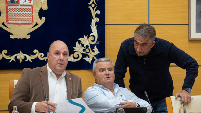 Portavoz del PP, Claudio Gutiérrez (dcha.) junto al vicepresidente y el presidente del Cabildo. / EFE / Carlos de Saá