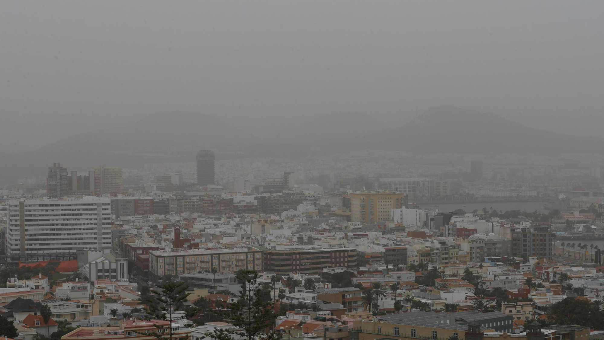 En la imagen, las montañas de La Isleta, en Las Palmas de Gran Canaria, ocultas por la calima, una de las principales causas de contaminación del aire en Canarias / EFE 