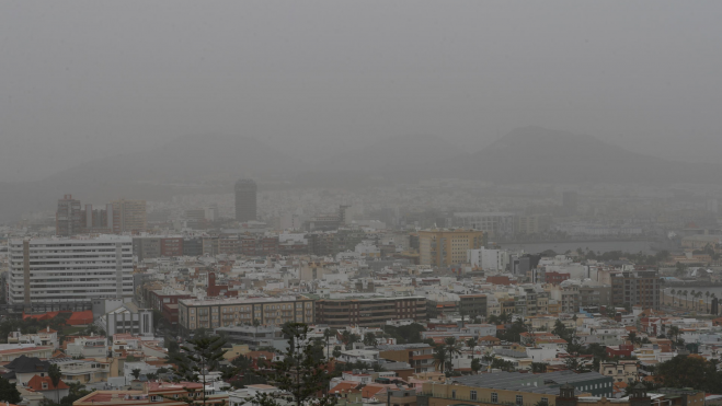 En la imagen, las montañas de La Isleta, en Las Palmas de Gran Canaria, ocultas por la calima. / EFE Elvira Urquijo A.