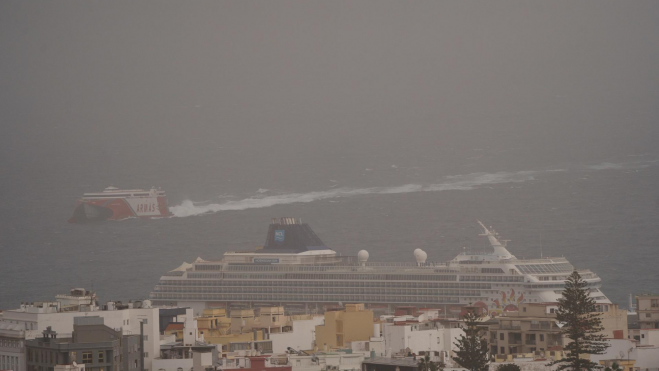 Un barco de pasajeros llega al puerto de Santa Cruz de Tenerife, cubierta por la calima procedente del continente africano. EFERamón de la Rocha Un barco de pasajeros llega al puerto de Santa Cruz de Tenerife, cubierta por la calima procedente del continente africano. EFERamón de la Rocha