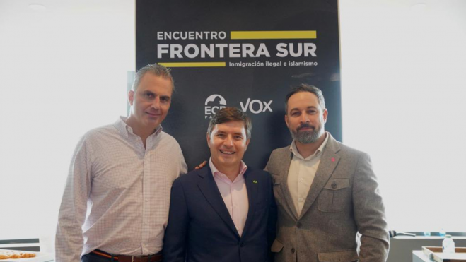 Nicasio Galván (centro), junto a Ortega Smith (izq) y Abascal. / Vox