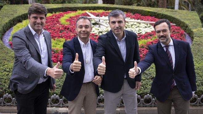 Emilio Navarro, presidente insular del PP en Tenerife; Carlos Tarife, candidato a la alcaldía de Santa Cruz; Manuel Domínguez, presidente regional del partido; y Lope Afonso, candidato a la presidencia del Cabildo de Tenerife. / Efe