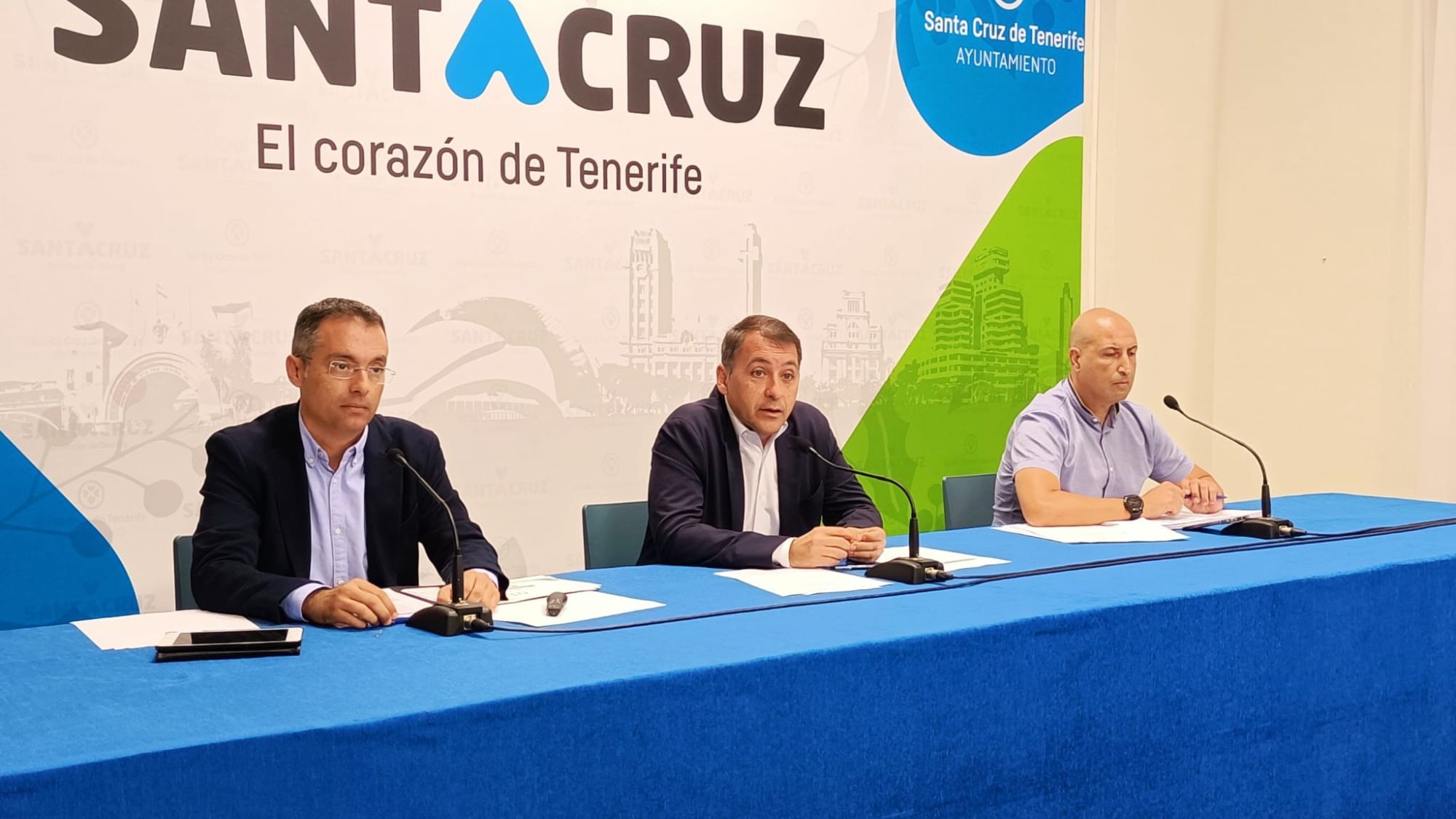 El concejal de Servicios Públicos, Carlos Tarife, el alcalde, José Manuel Bermúdez, y el director general de Servicios Públicos, Juan Domingo Cabrera, en la comparecencia para informar del pago del canon de Sacyr a EMMASA. / Cedida