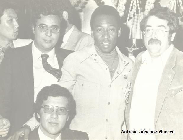Pelé, rodeado por los periodistas grancanarios José Miguel Santana, Juan González y Antonio Sánchez, durante su visita a Canarias. / Foto cedida por José Miguel Santana