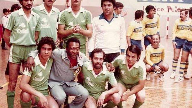 Pelé posa con los integrantes del equipo Quillet en el pabellón Obispo Frías. Pelé posa con los integrantes del equipo Quillet en el pabellón Obispo Frías.