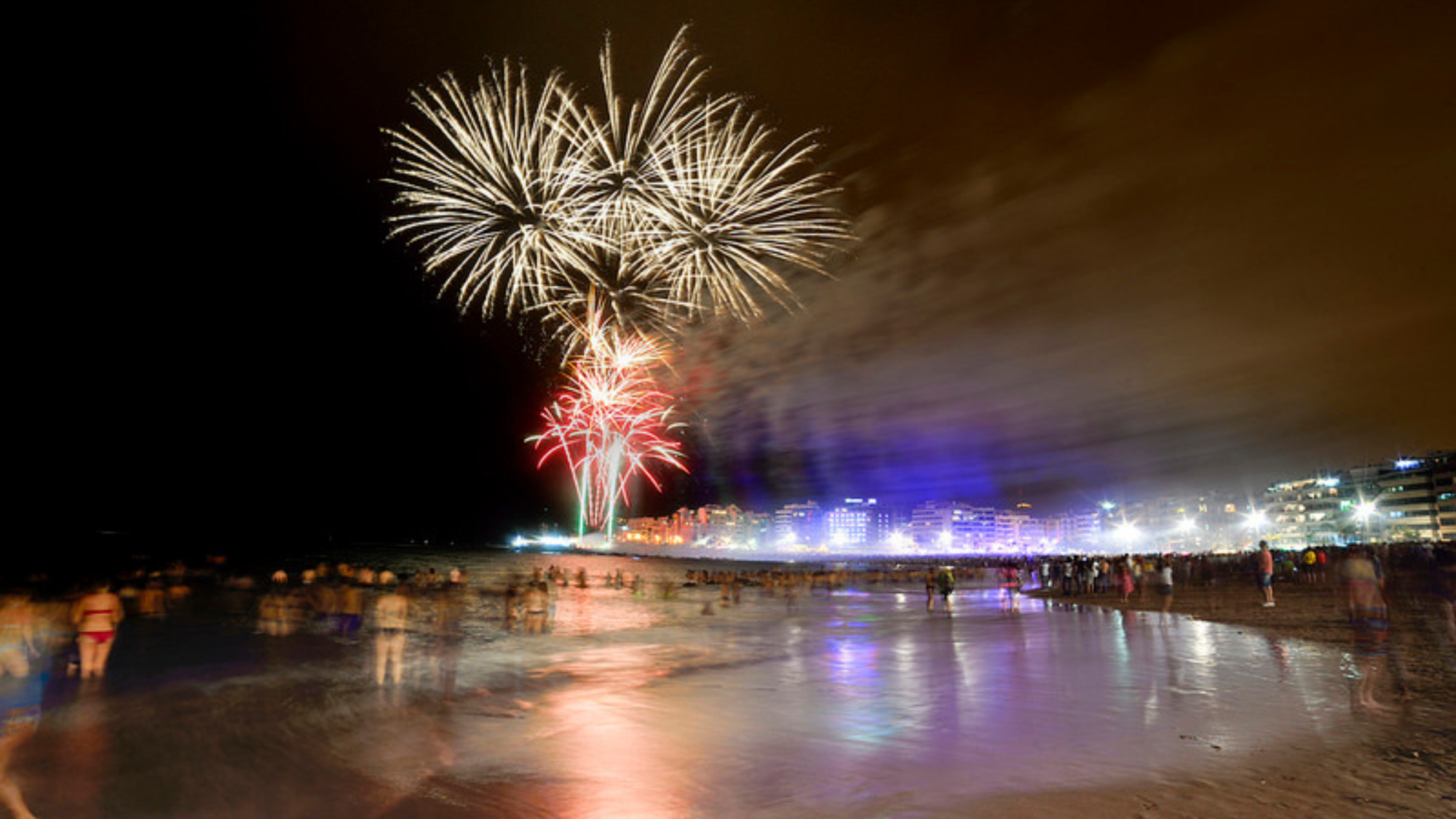 Fuegos artificiales de fin de año desde la playa de Las Canteras. Déjà vu / LpaVisit