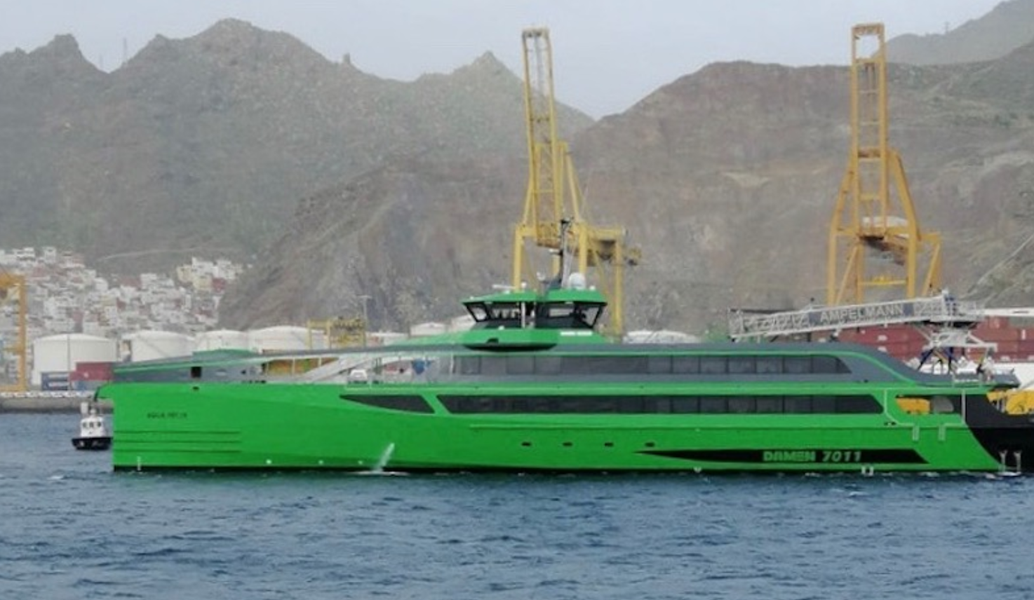 El Fast Crew Supplier 7011 'Aqua Helix', barco ganador del premio Offshore Energy 2022, en Tenerife./ Puentedemando.com - Ramón Acosta Merino