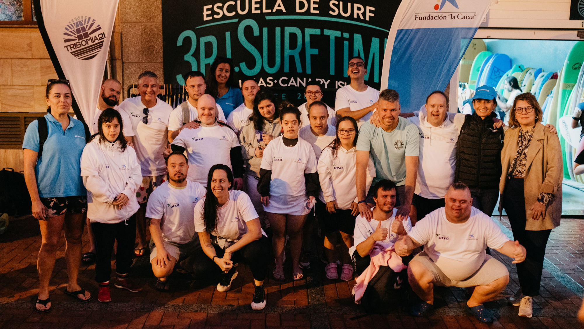 Participantes en el ‘Open Surf Trisomía 21’. / Caixabank Participantes en el ‘Open Surf Trisomía 21’. / Caixabank