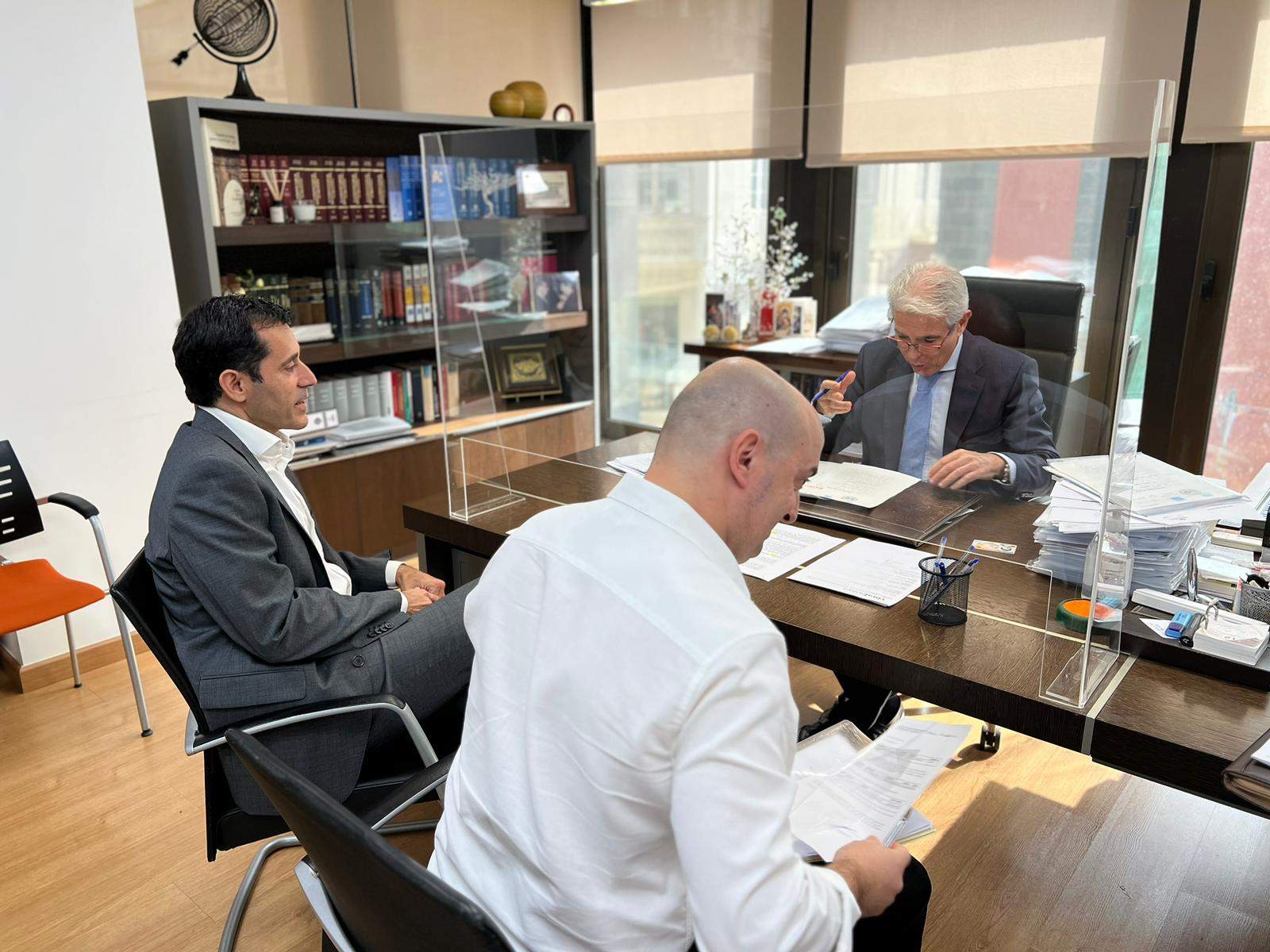 Firma en notaría compraventa del solar en la calle de La Rosa./