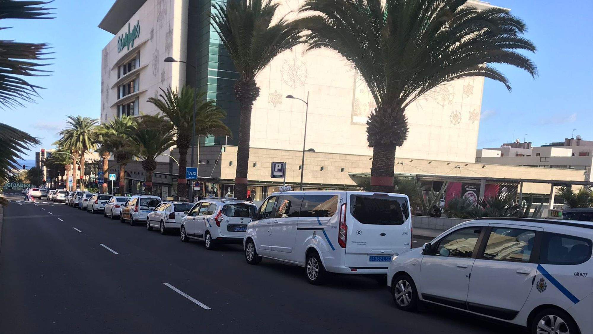 Taxis aparcados en el entorno de El Corte Inglés en Santa Cruz de Tenerife. / AH