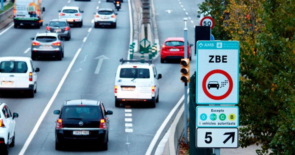 Señal de tráfico que indica una zona de bajas emisiones en Barcelona. / EFE
