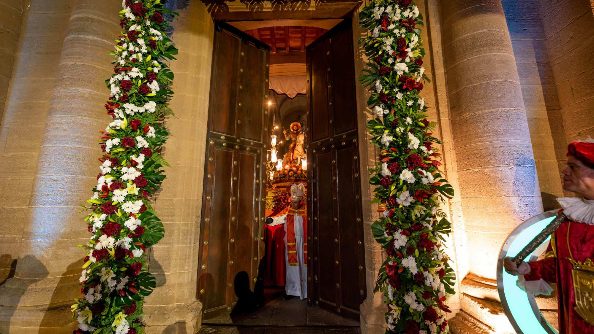 Momento en el que obispo auxiliar cierra la Puerta Santa. / Ayuntamiento de Gáldar