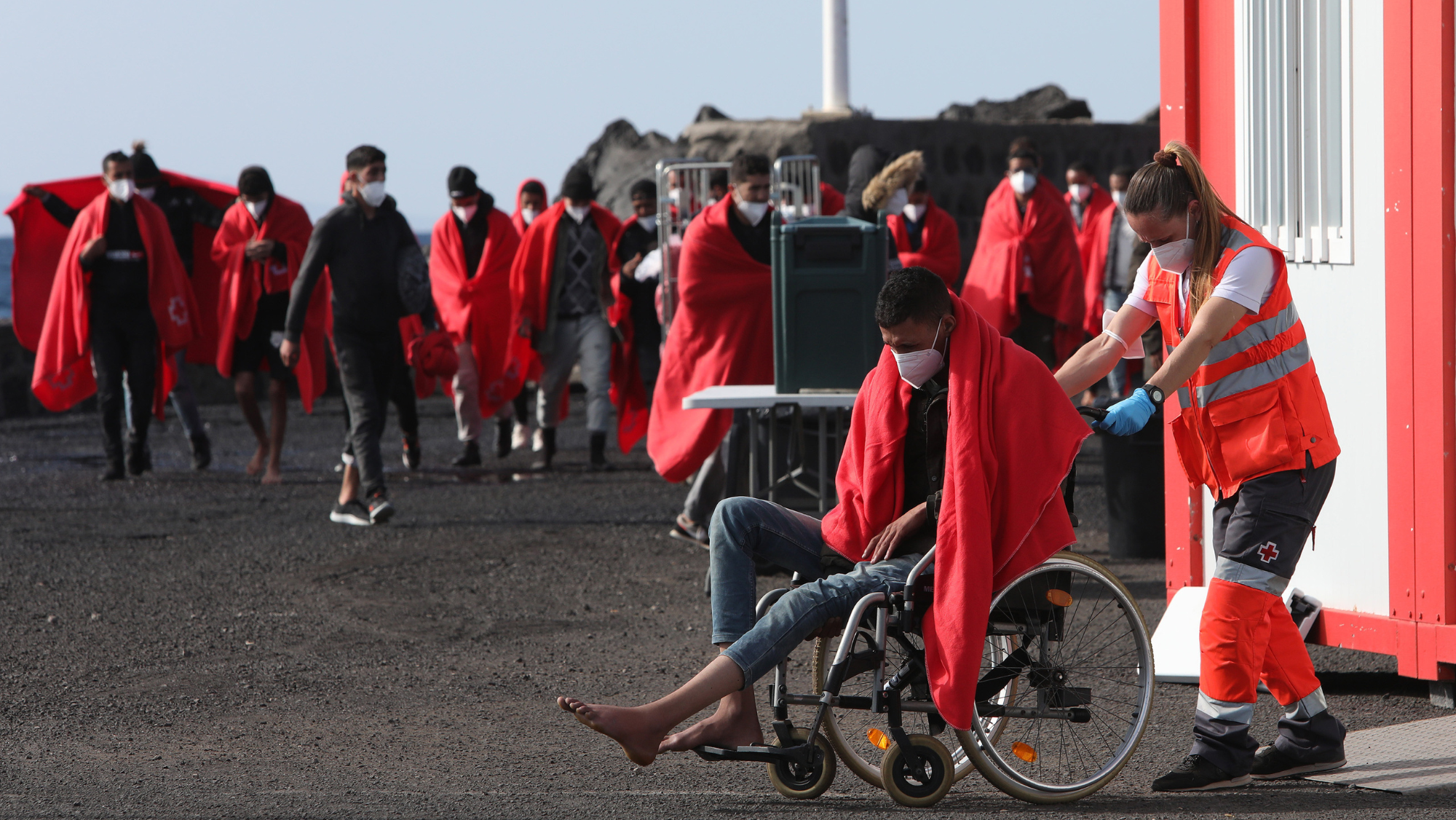 Salvamento Marítimo ha rescatado este domingo a 78 personas migrantes que navegaban en una neumática y una patera en las proximidades de Lanzarote y los ha trasladado al puerto de Arrecife. /Efe