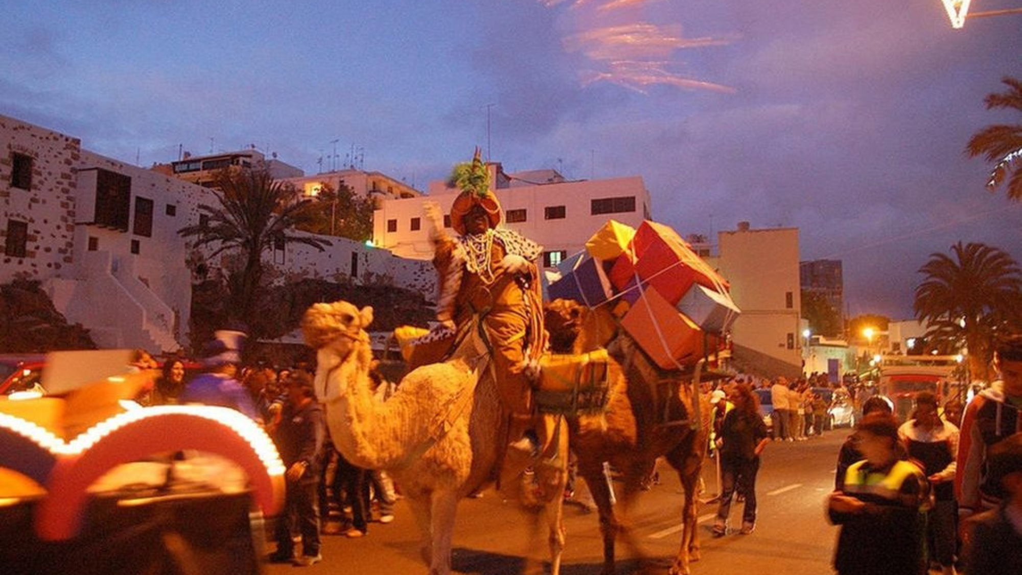 En Puerto del Rosario, Fuerteventura, los camellos siguen llevando a los Reyes Magos en la cabalgata para llevar la ilusión a los niños y niñas./ Ayuntamiento de Puerto del Rosario