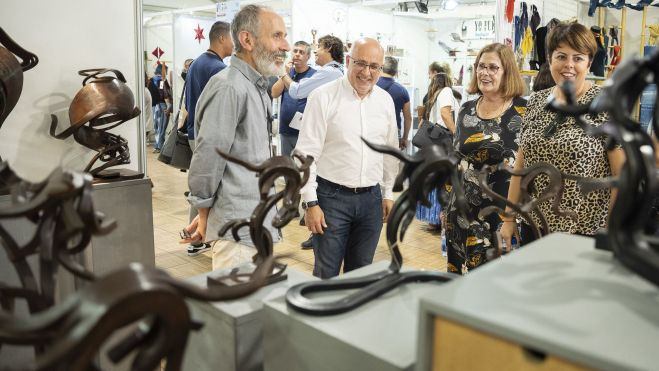 Visita de Antonio Morales y Minerva Alonso a la Feria de Artesanía. /Cabildo de Gran Canaria Visita de Antonio Morales y Minerva Alonso a la Feria de Artesanía. /Cabildo de Gran Canaria