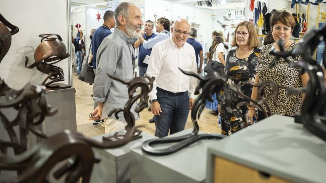 Visita de Antonio Morales y Minerva Alonso a la Feria de Artesanía. /Cabildo de Gran Canaria