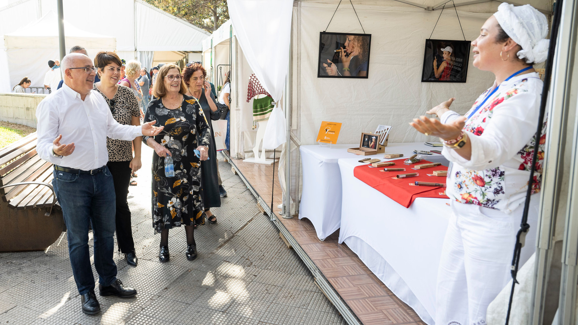 Visita de Antonio Morales, presidente del Cabildo, y Minerva Alonso, consejera de Industria a la Feria de Artesanía. /Cabildo de Gran Canaria 
